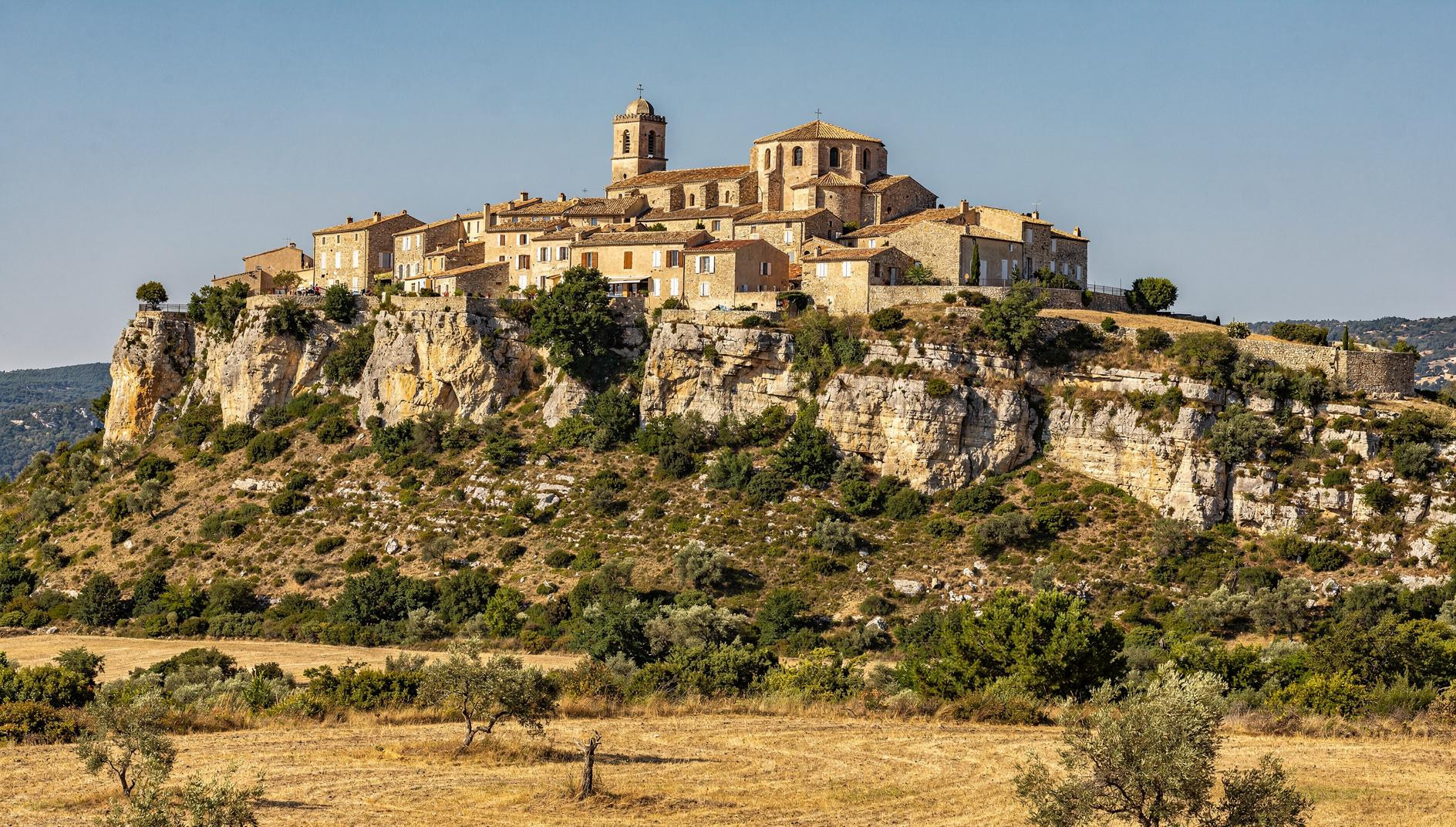 6,5 km von Apt entfernt bleibt dieses Luberon-Dorf im Mai fast leer, und das hat einen Grund