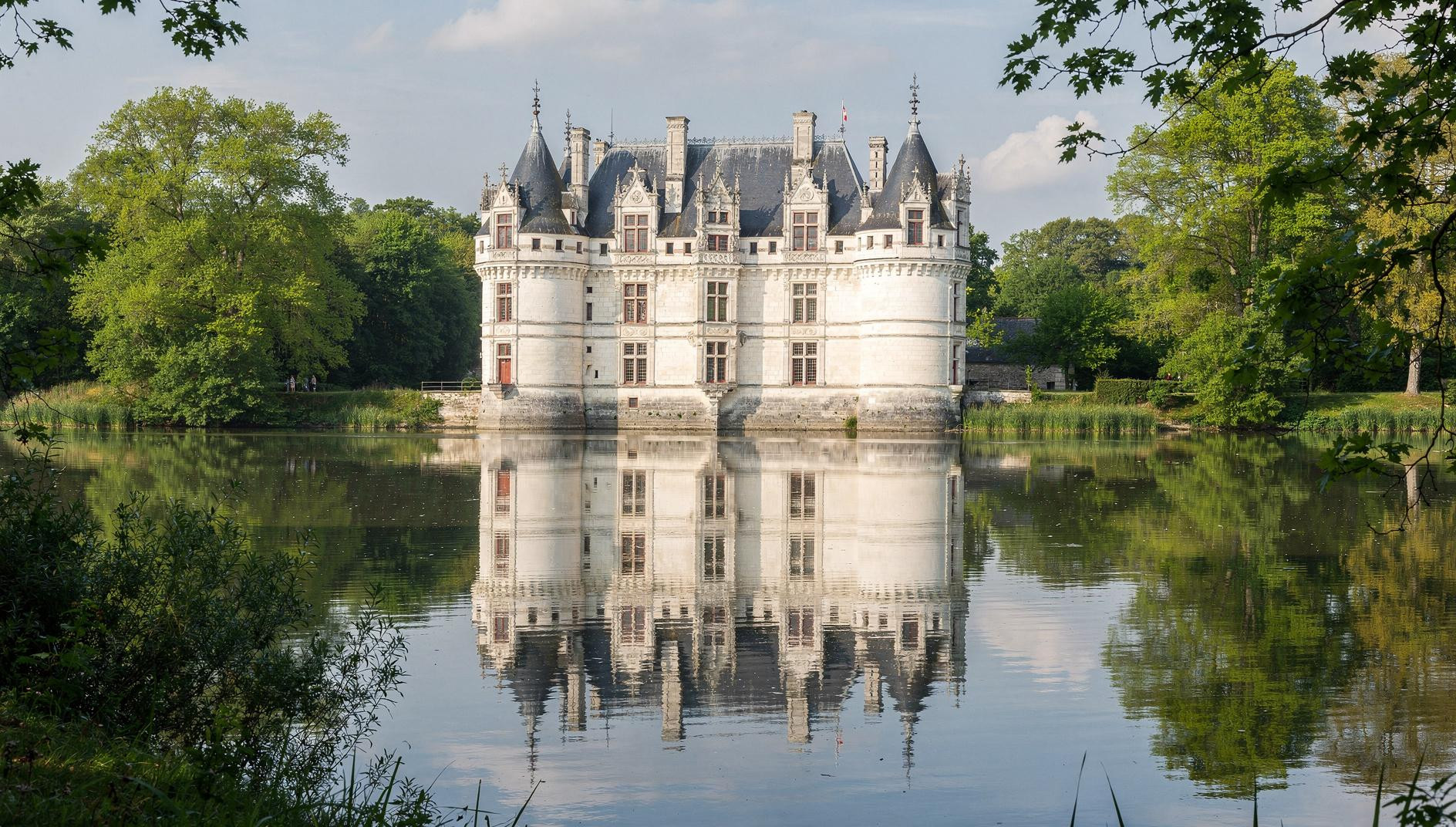 Warum dieses Loire-Schloss auf einer kuenstlichen Insel steht und sich seit 1518 perfekt im Wasser spiegelt