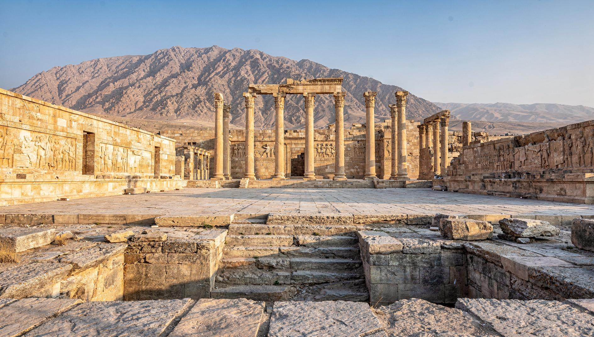 60 km nordoestlich von Shiraz wird dieser 2.500 Jahre alte Steinpalast nur im Mai-Morgen lesbar