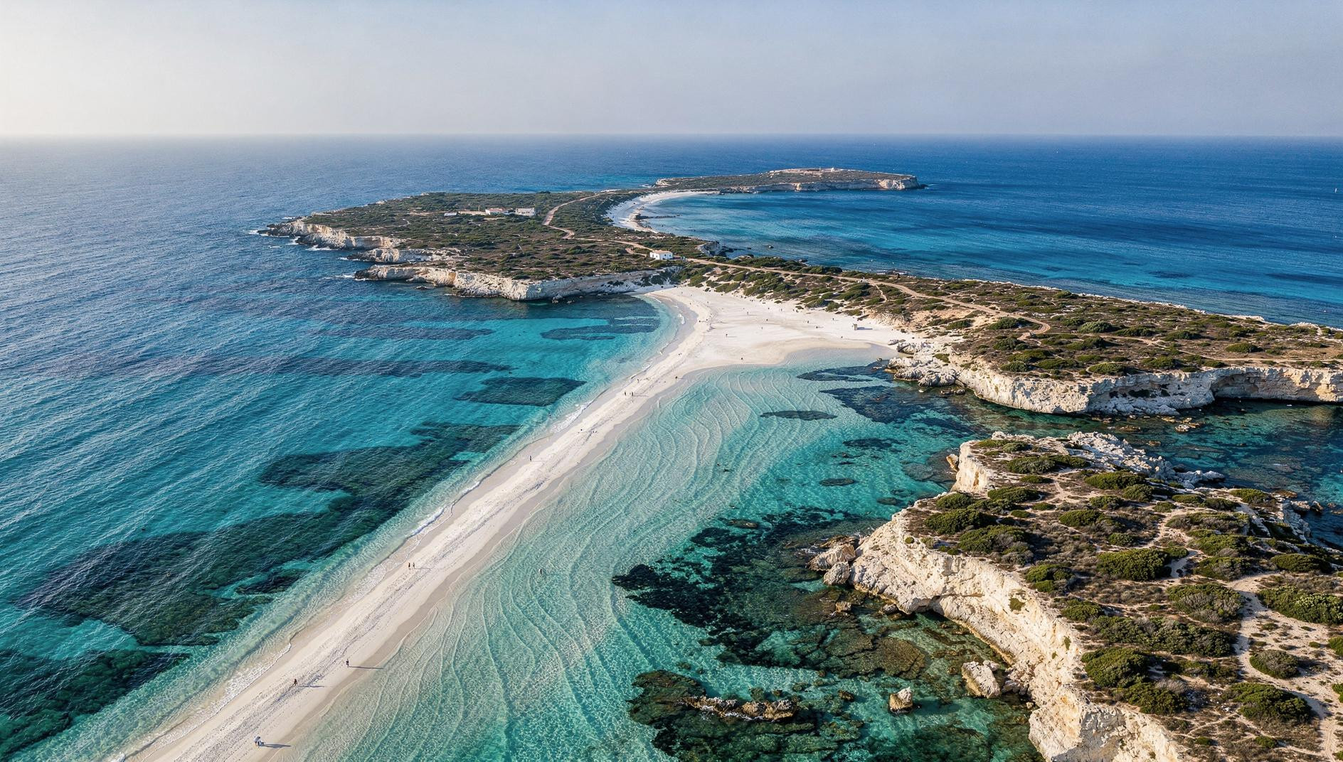 Nur eine Faehre fuehrt zu dieser Balearen-Insel 3,7 km vor Ibiza und genau das haelt sie ruhig