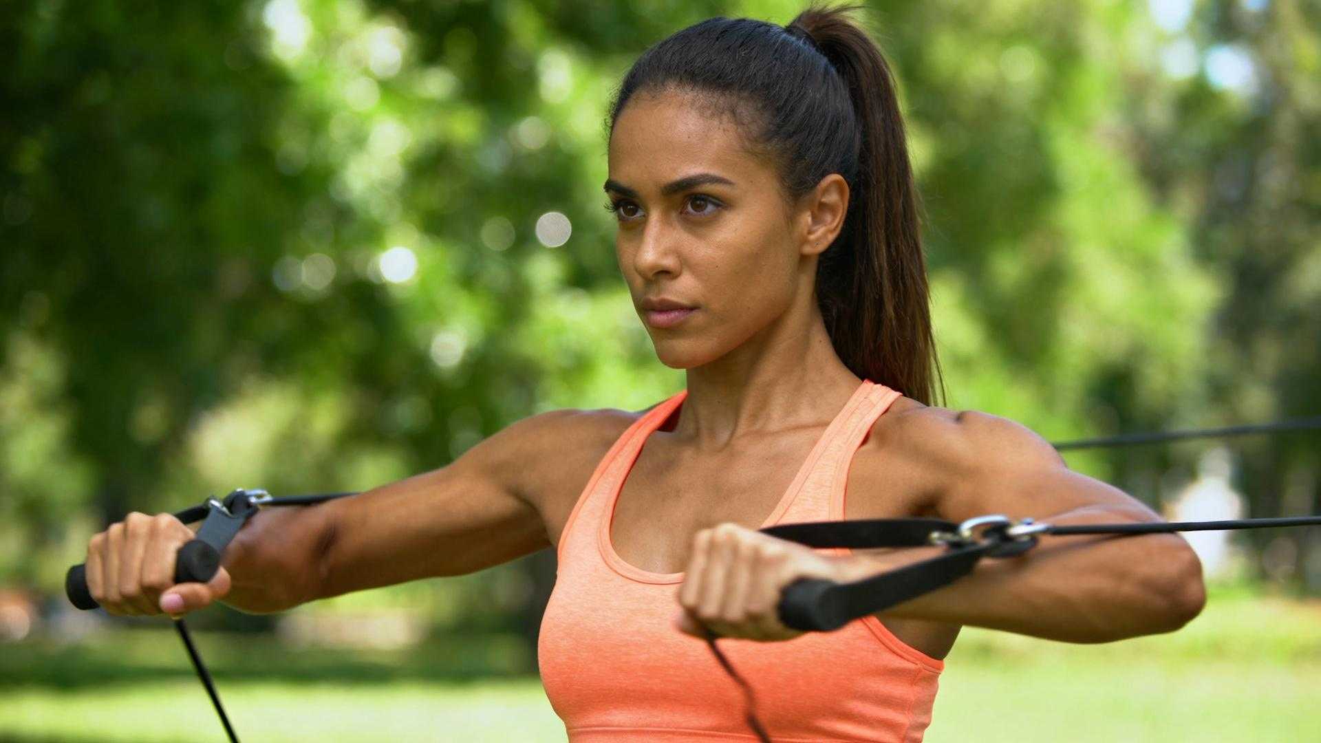 5 arm exercises that sculpted my flabby arms in 3 weeks (no gym needed)