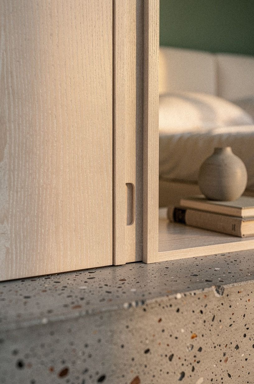 Farrow & Ball behind the headboard: where the seam dies