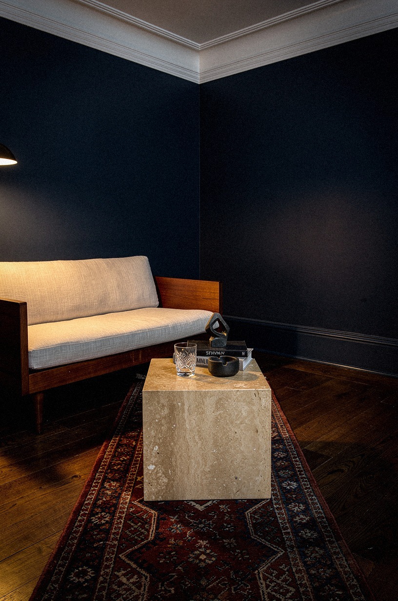 Round mirrors in aged brass: double the light, keep the mood
