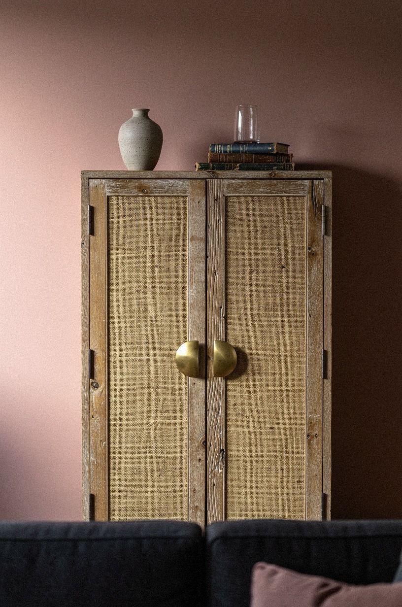 Sculptural pulls vs flat knobs: the difference you actually feel