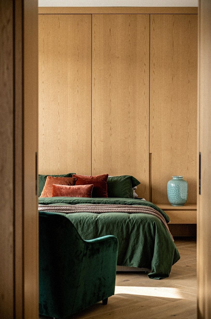 Wrap wardrobe doors in continuous wood veneer