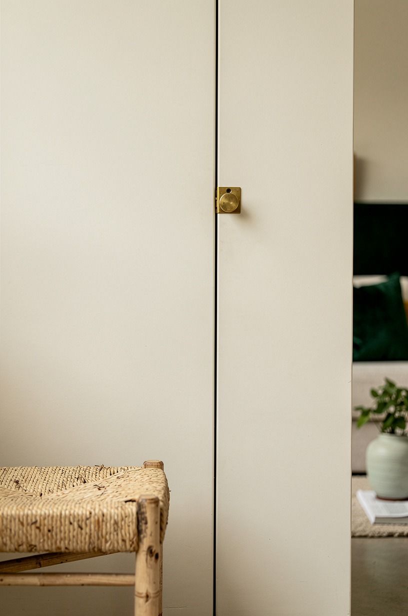 Set a push latch behind the panel