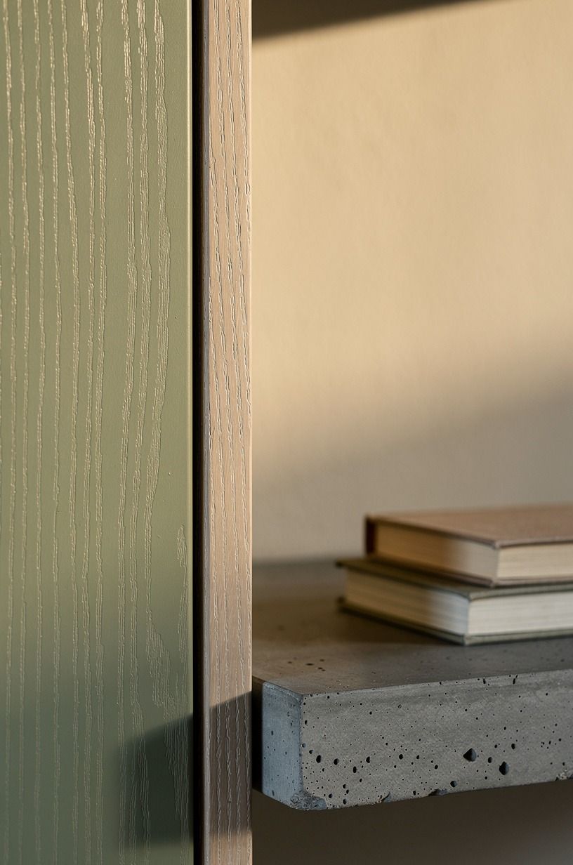 Camouflage hinges with vertical trim strips