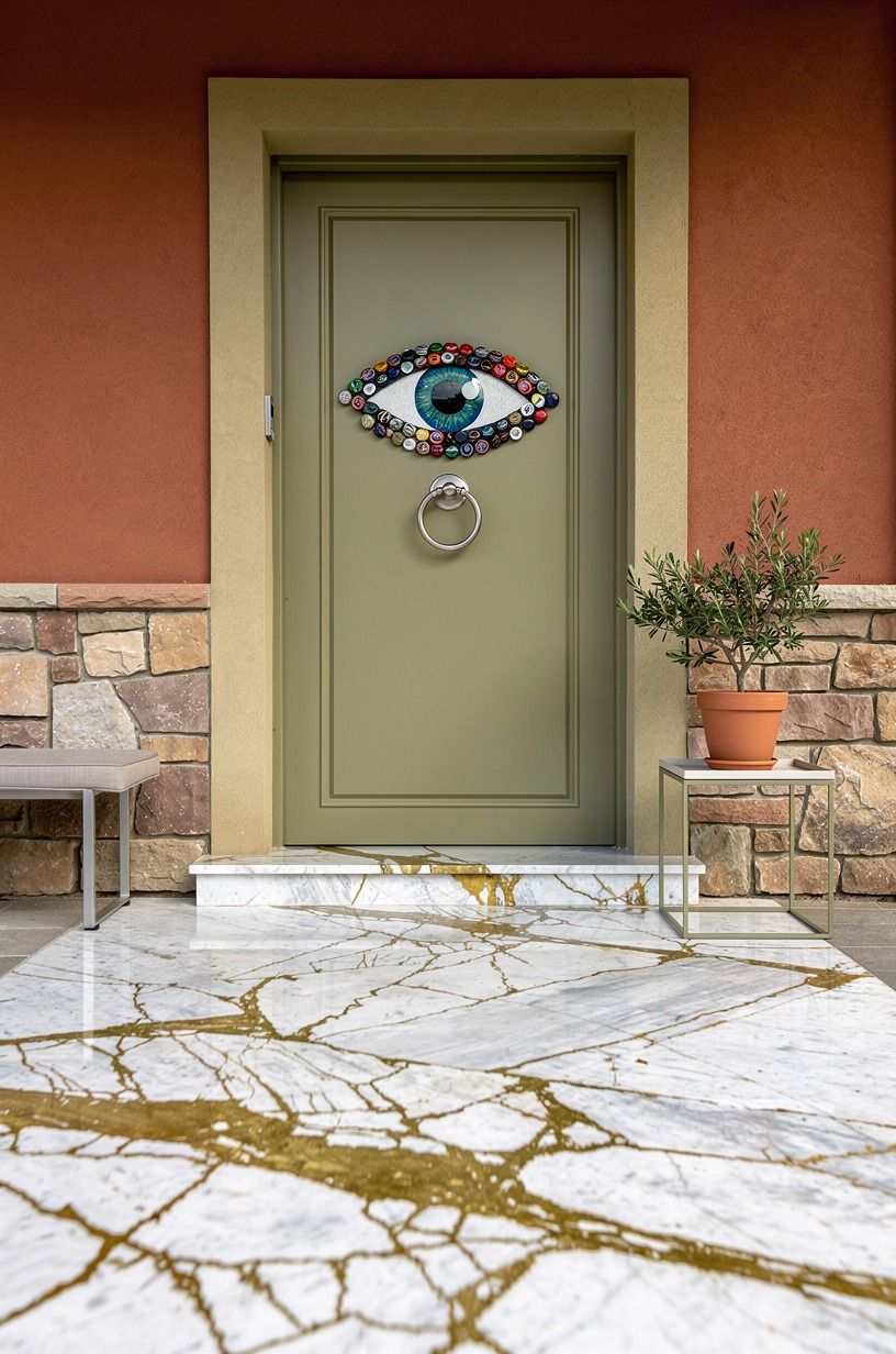 Hang the Bottle-Cap Eye Cluster Without Blocking the Knocker