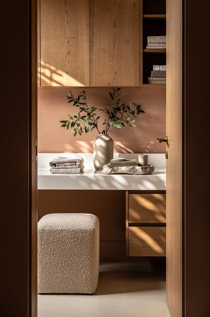Warm wood over pale composite: what changes?