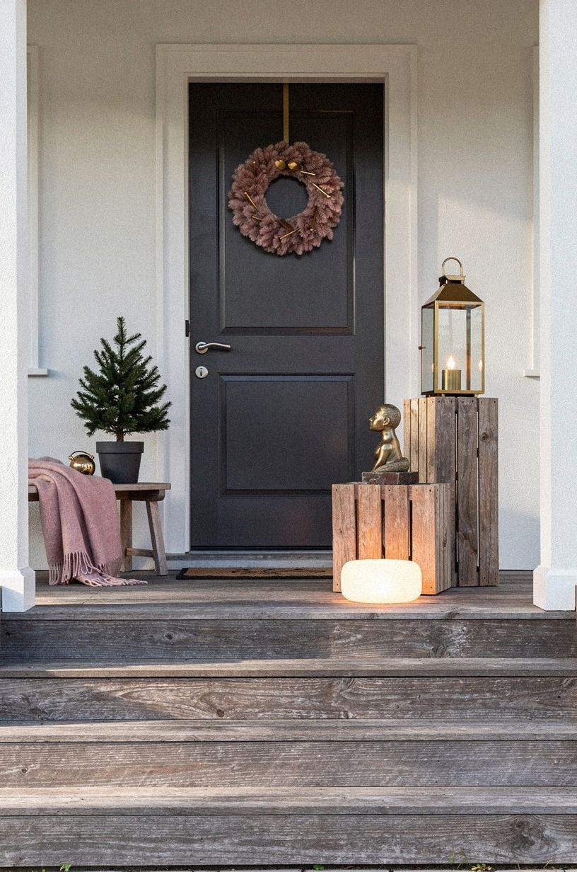 Layer the Three-Height Light Stack for Outdoor Christmas Decorations