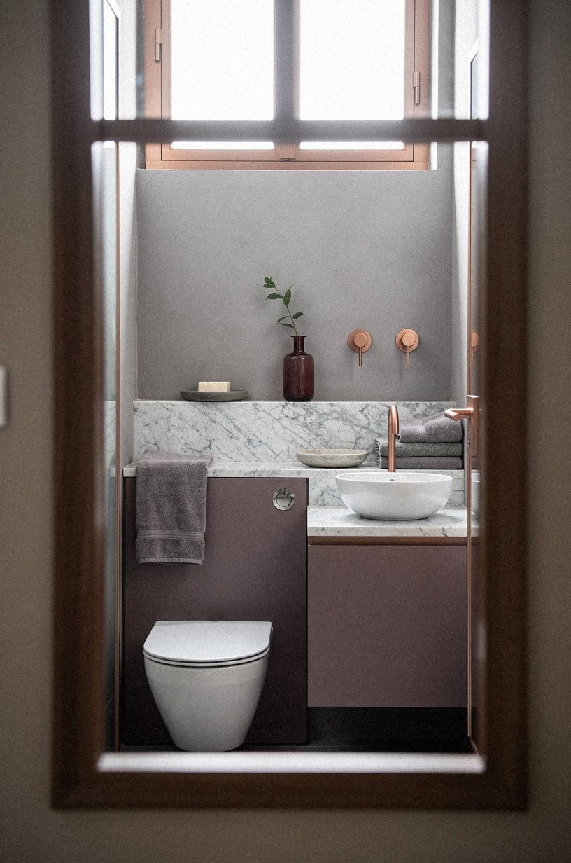 Frame the window with a relaxed small Italian bathroom design