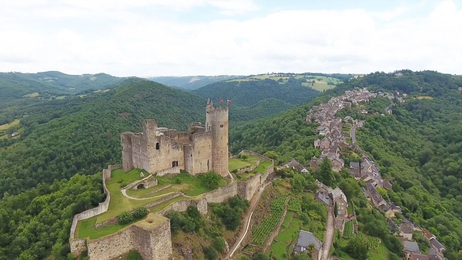 Une rue unique traverse ce village médiéval jusqu’à sa forteresse royale