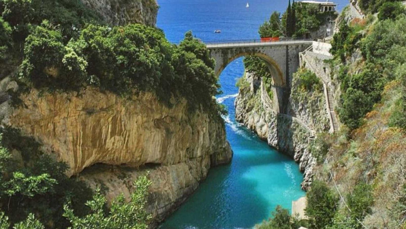 200 marches pour atteindre le paradis : cette crique vaut chaque goutte de sueur