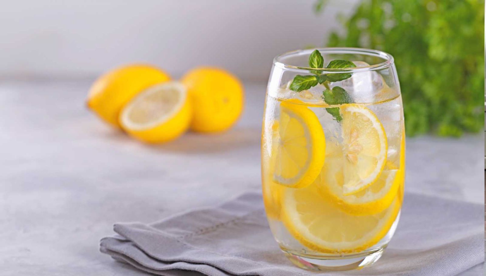 Comment j'ai intégré l'eau citronnée à ma routine matinale et transformé ma digestion
