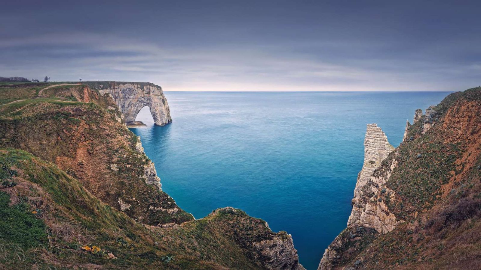 C'est le seul site naturel français où la mer a sculpté trois arches monumentales