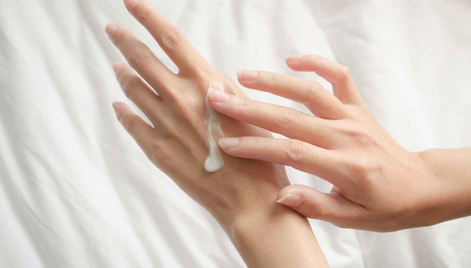 J'ai enfin des mains de bébé à 45 ans : ma routine miracle en 3 étapes