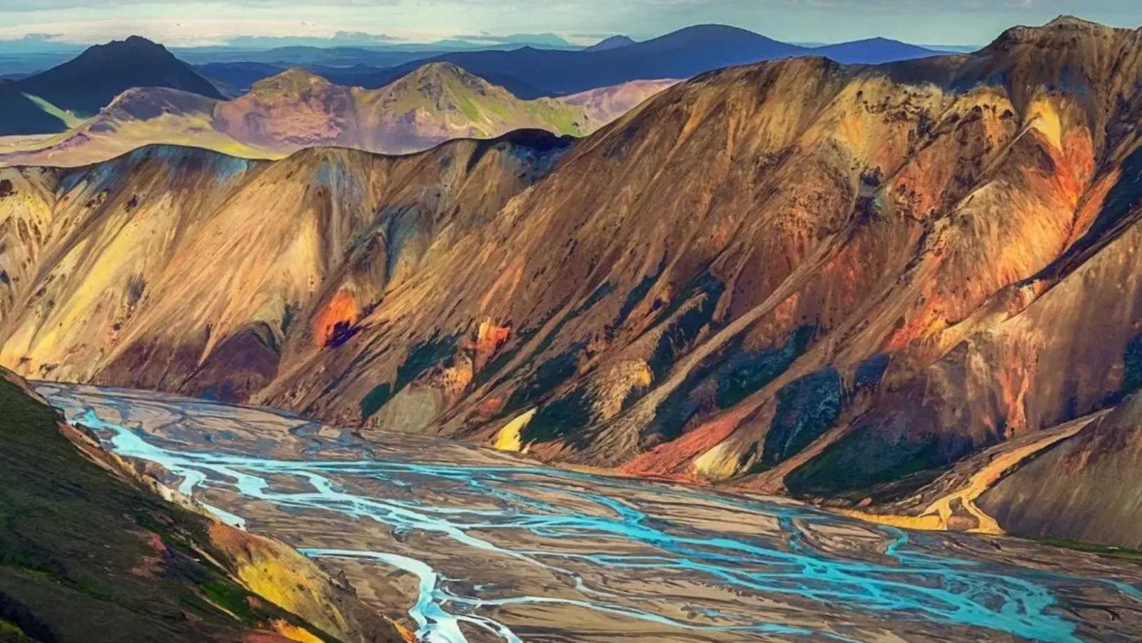 Ce désert de montagne est le seul où l'on peut nager dans l'eau chaude en admirant la neige