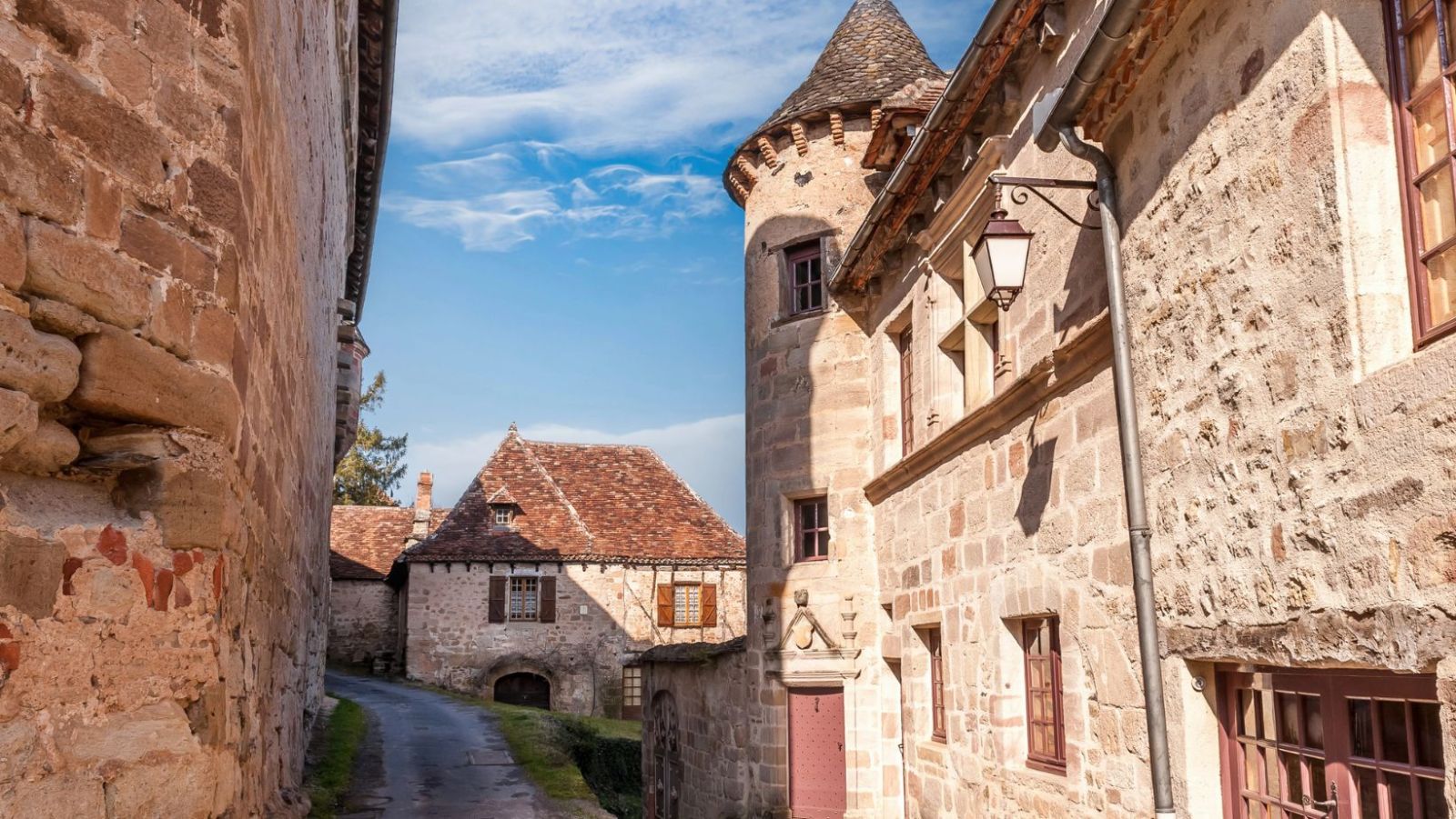 Ce village français est le seul à posséder trois châteaux médiévaux sur moins d'un hectare