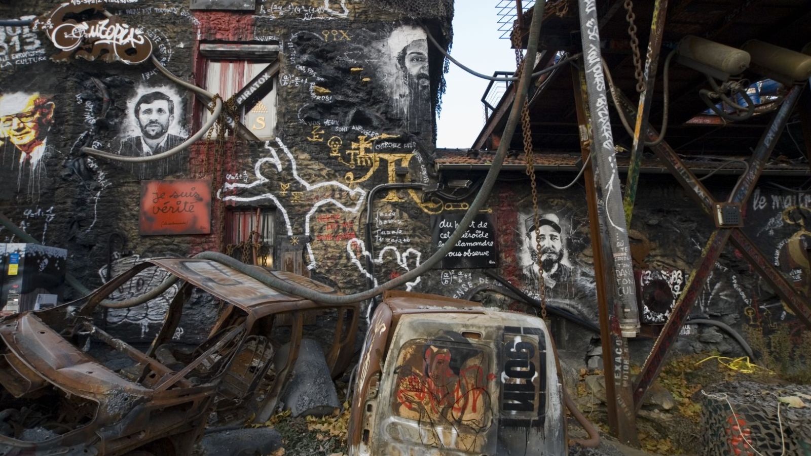 Cet atelier lyonnais transforme des déchets industriels en sculptures apocalyptiques depuis 1999