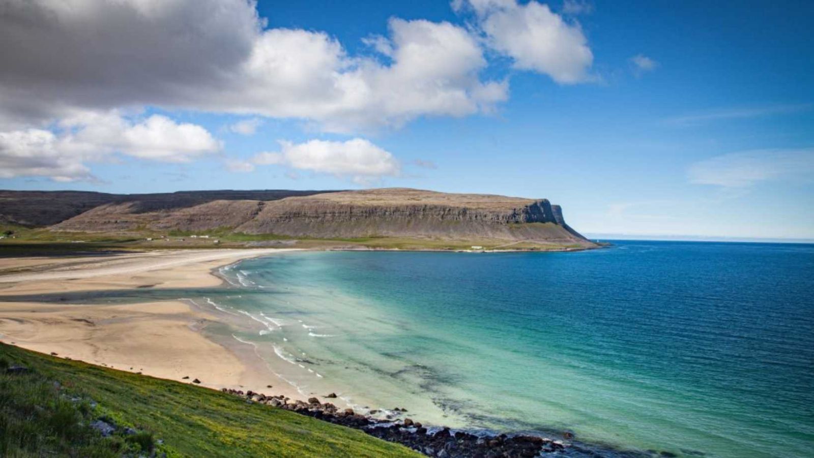 Cette côte islandaise est surnommée "le miroir cuivré" par les locaux