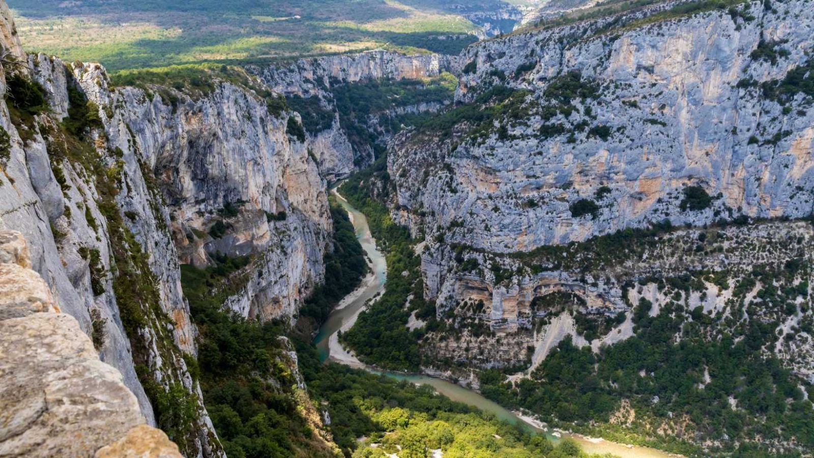 Cette ville espagnole est coupée en deux par un canyon de 120 mètres de profondeur