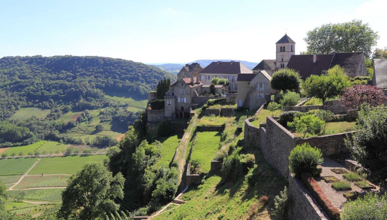 Ce vignoble jurassien où des moines bénédictins ont planté les premiers ceps au VIIe siècle sur un promontoire rocheux