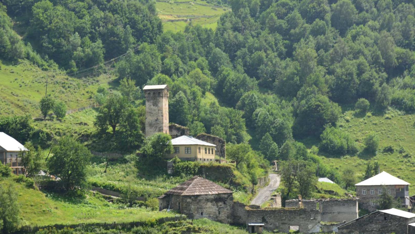 Dans cette région, vous pourrez y pratiquer cette activité unique: dormir dans une tour médiévale
