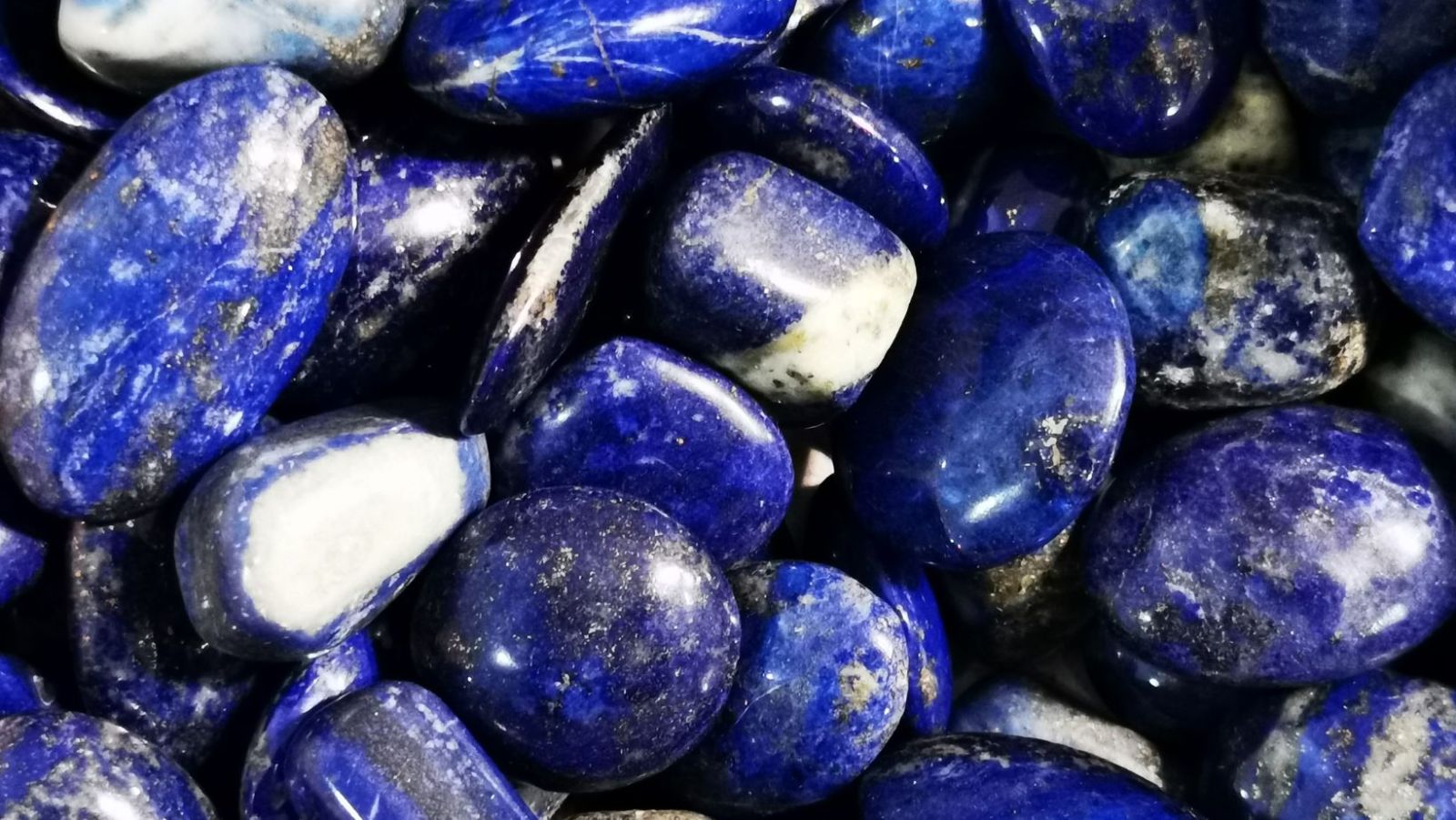 Lapis Lazuli : Découvrez les Pouvoirs et Secrets de la Pierre Bleue Céleste