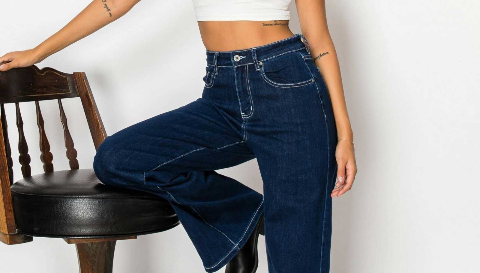 Ma méthode infaillible pour porter le jean flare à 50 ans sans faire ringard