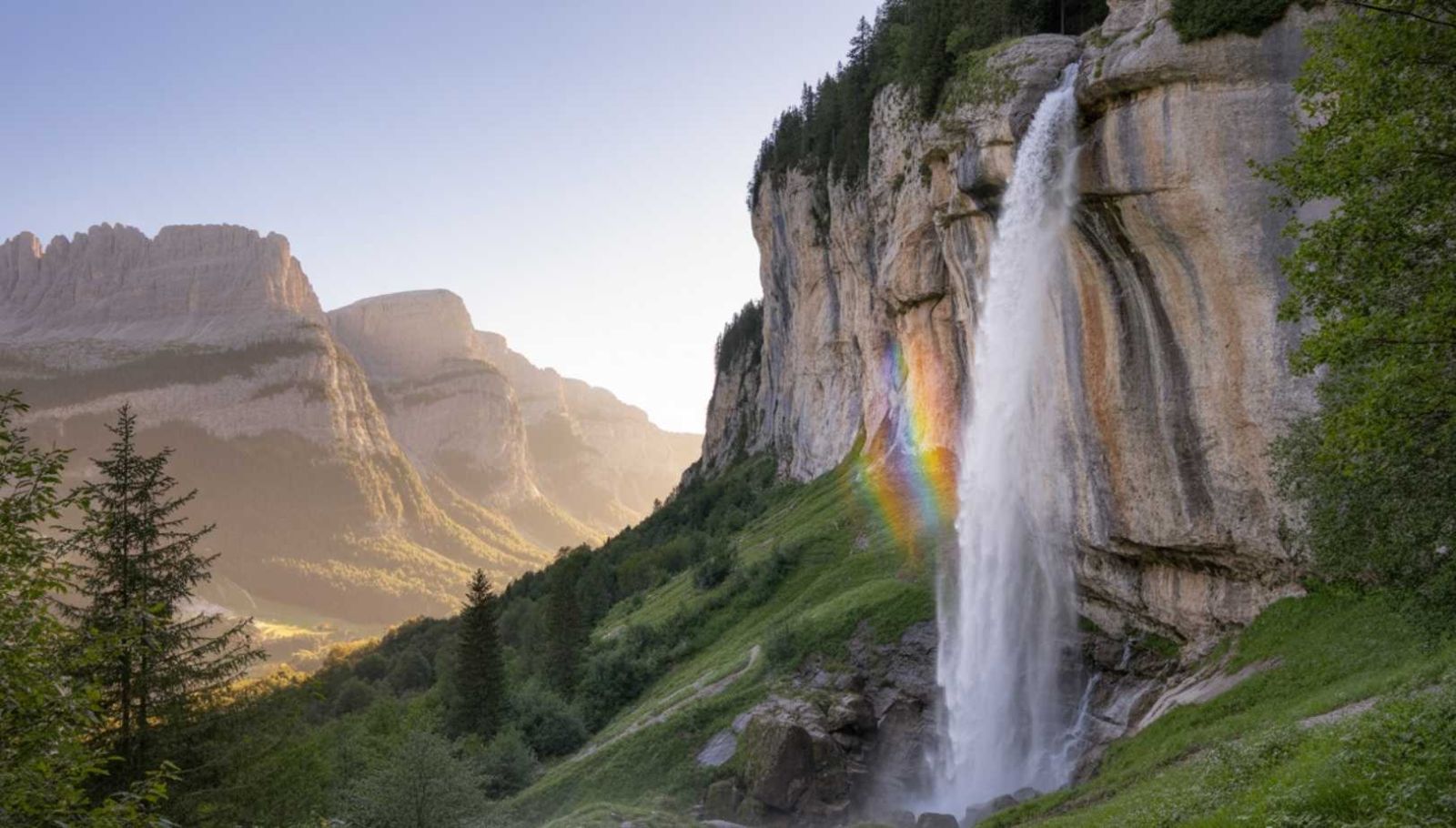 J'ai exploré les 79 kilomètres de tunnels souterrains cachés sous cette cascade de Savoie