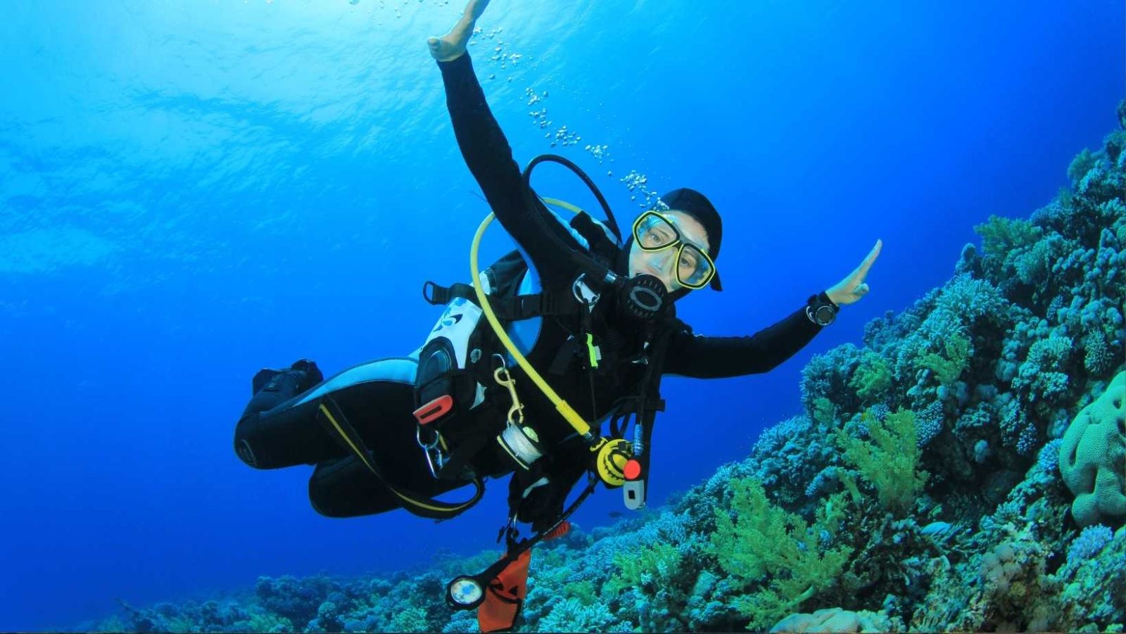 Mon baptême de plongée face à ces îles rougeoyantes de Corse : un spectacle subaquatique inoubliable