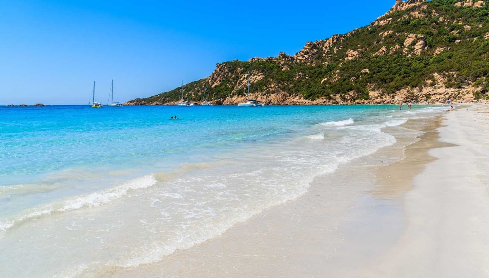 Que cache cette sentinelle de pierre veillant sur l'une des plages les plus sauvages de Corse du Sud ?