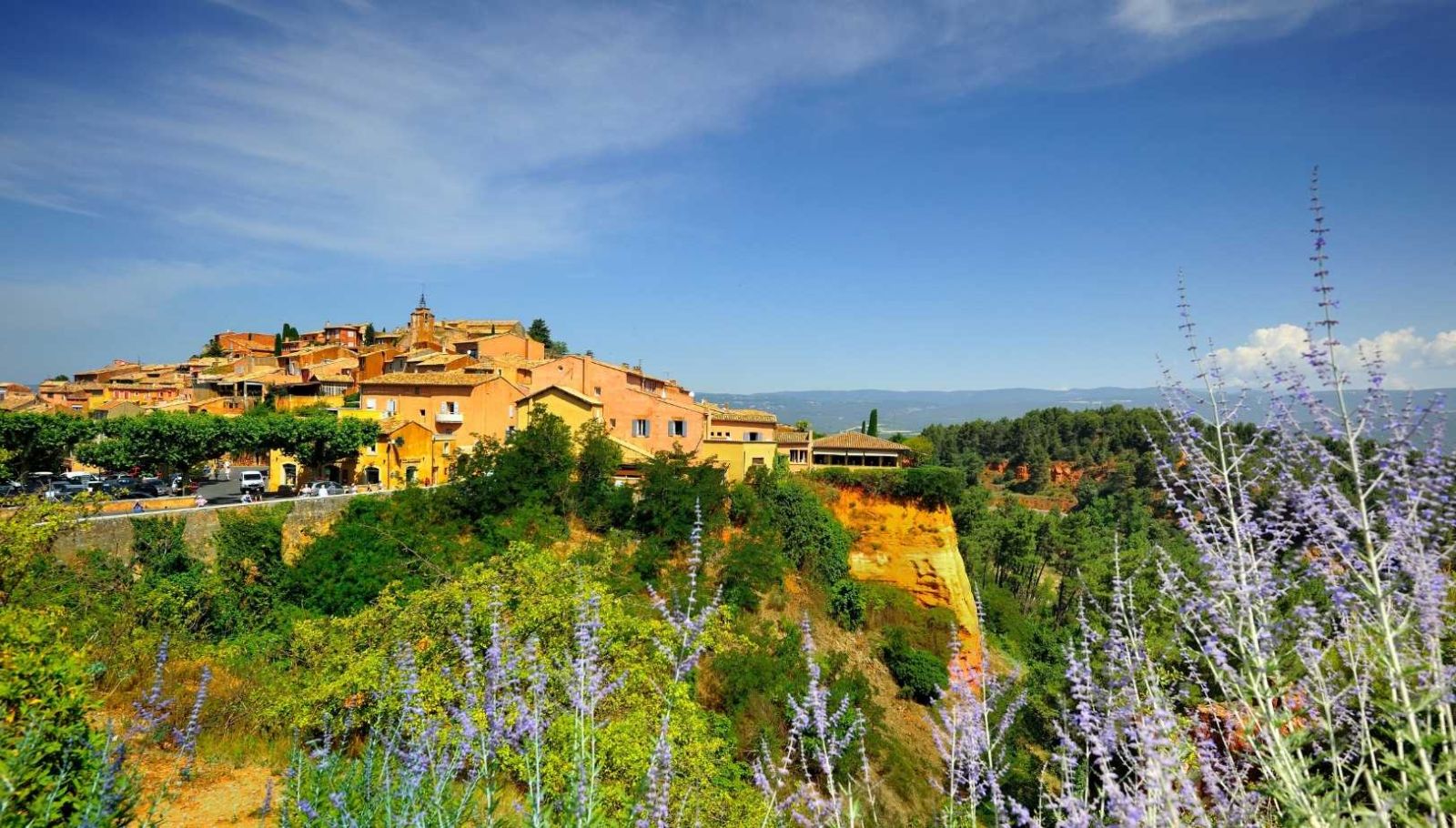 J'ai peint avec l'ocre authentique de ce village du Luberon et découvert 150 ans de savoir-faire