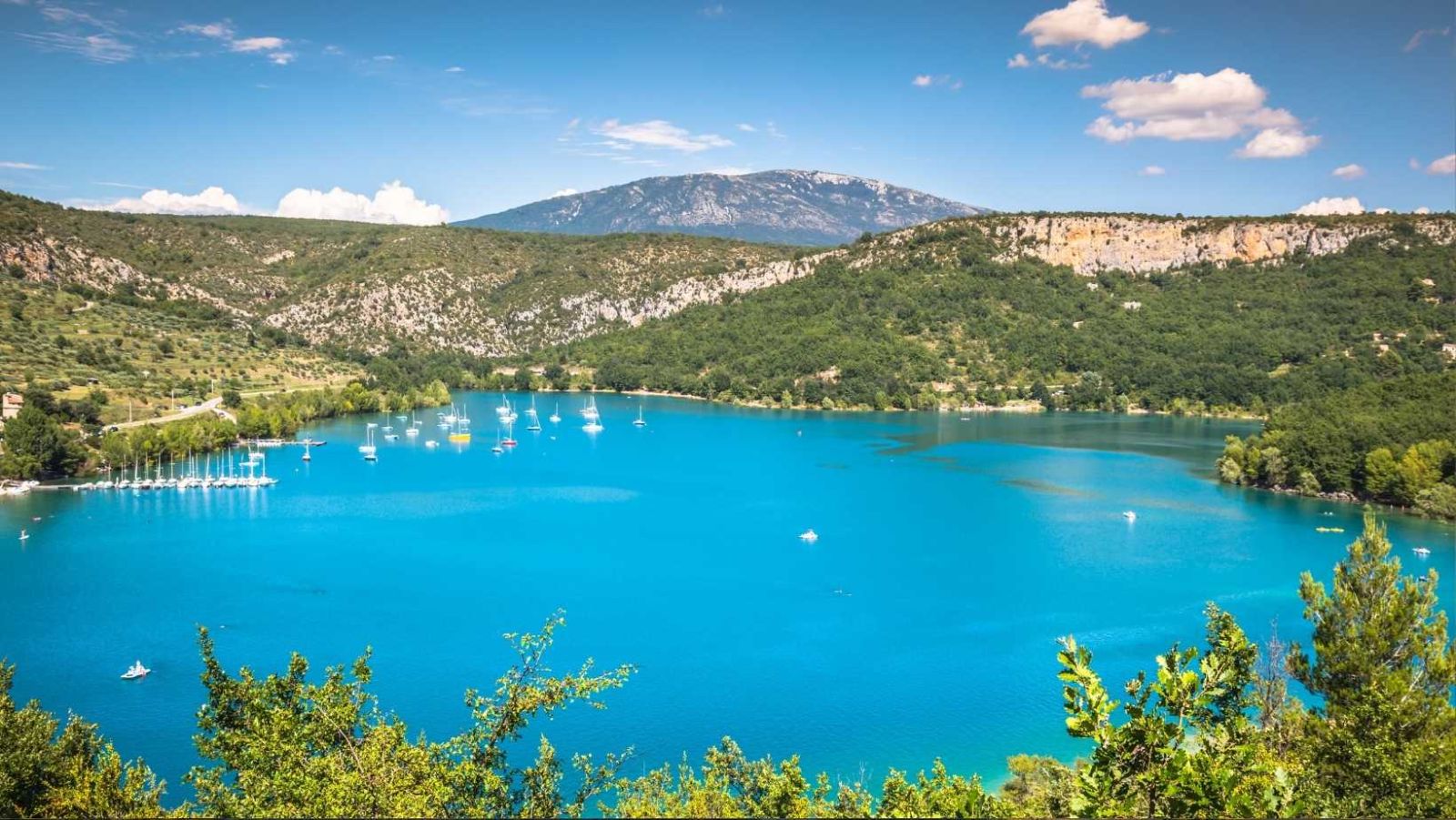 22 km² de magie pure : ce lac de Provence créé artificiellement devenu légende en 50 ans