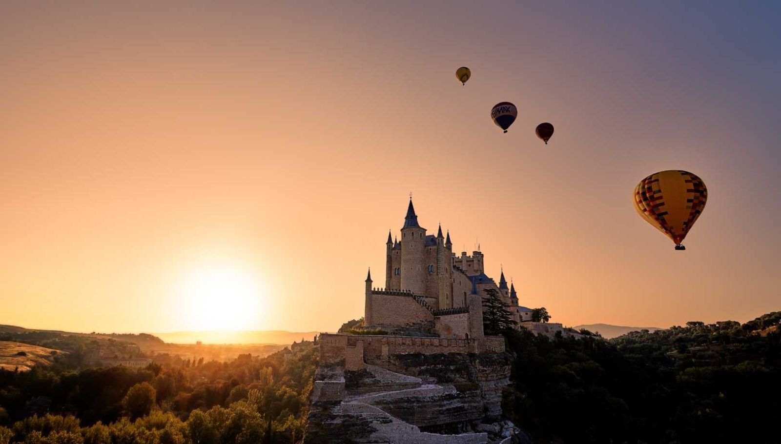 Cette forteresse espagnole possède une tour de 80 mètres qui offre la plus vertigineuse vue sur toute la Castille