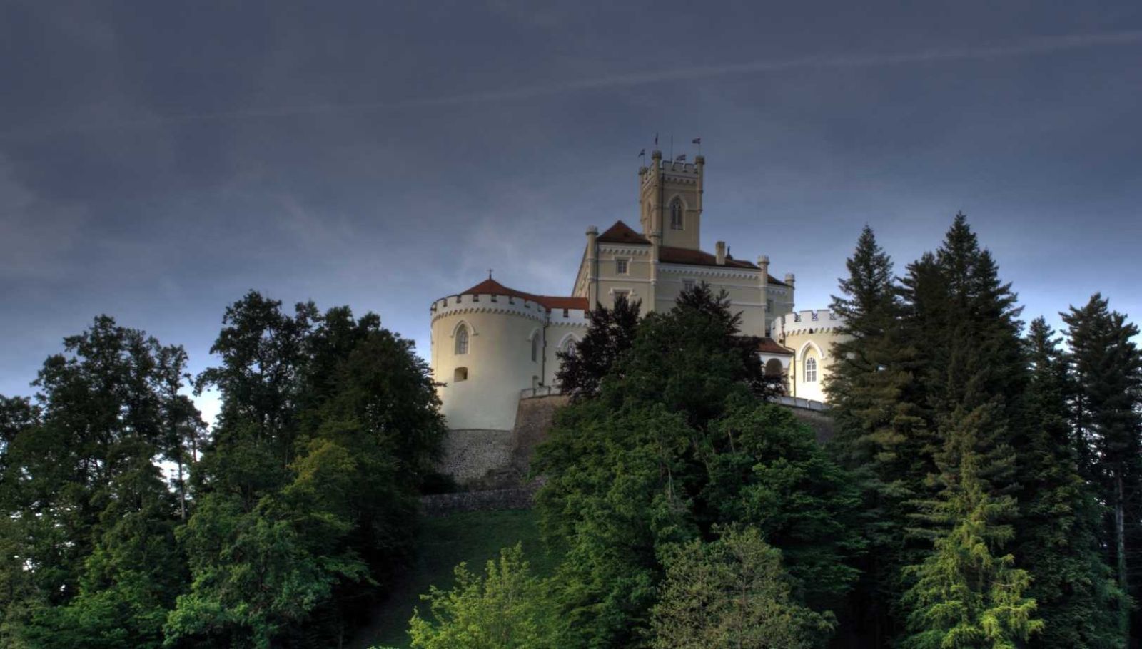 J'ai découvert ce château croate du 13e siècle entouré d'un lac artificiel créé pour refléter sa silhouette