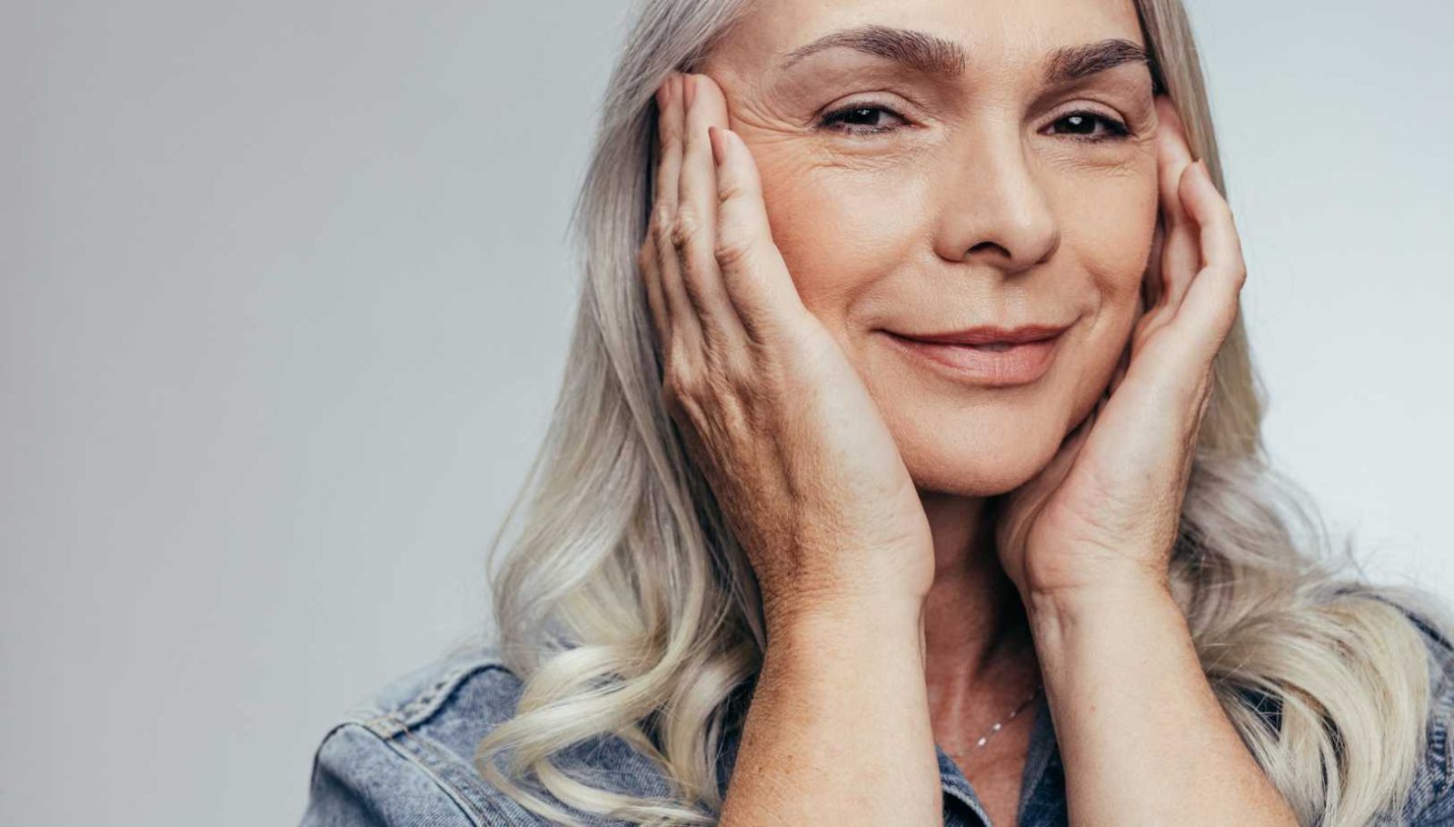Ma routine hydratante en 4 étapes qui a transformé ma peau à 70 ans