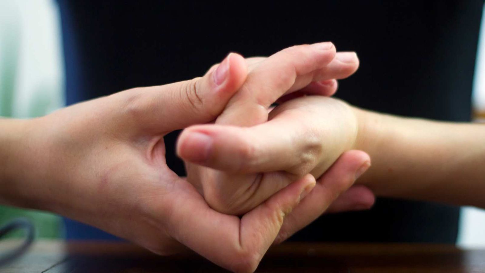 Le craquement des doigts ne cause pas l'arthrose : démystifions ce mythe persistant