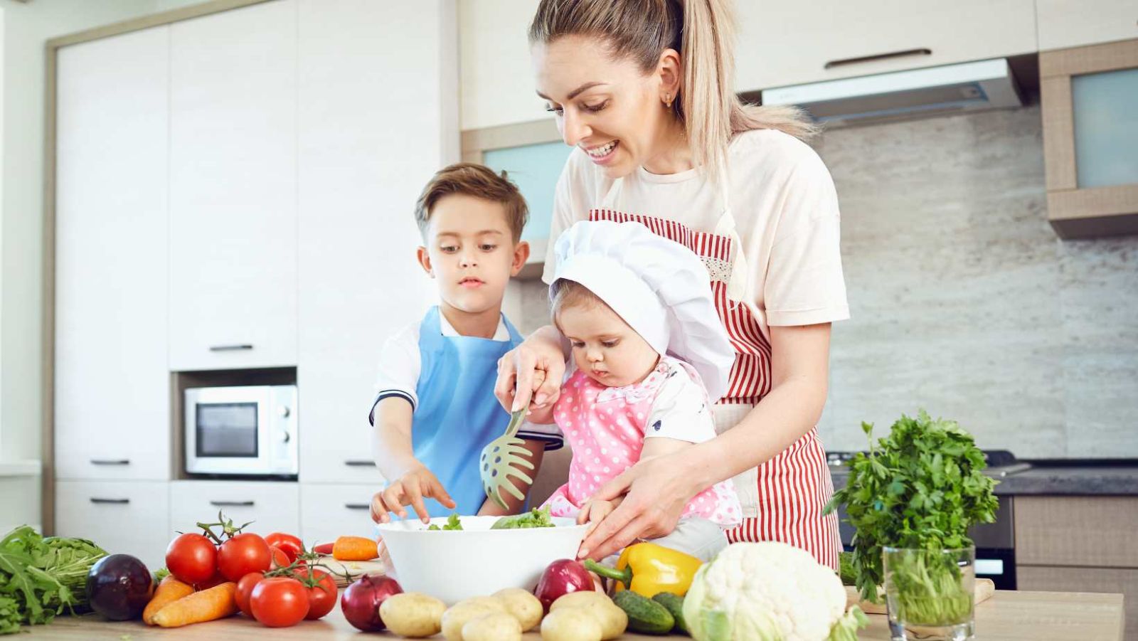Les comportements alimentaires des parents façonnent ceux des enfants, une étude le confirme