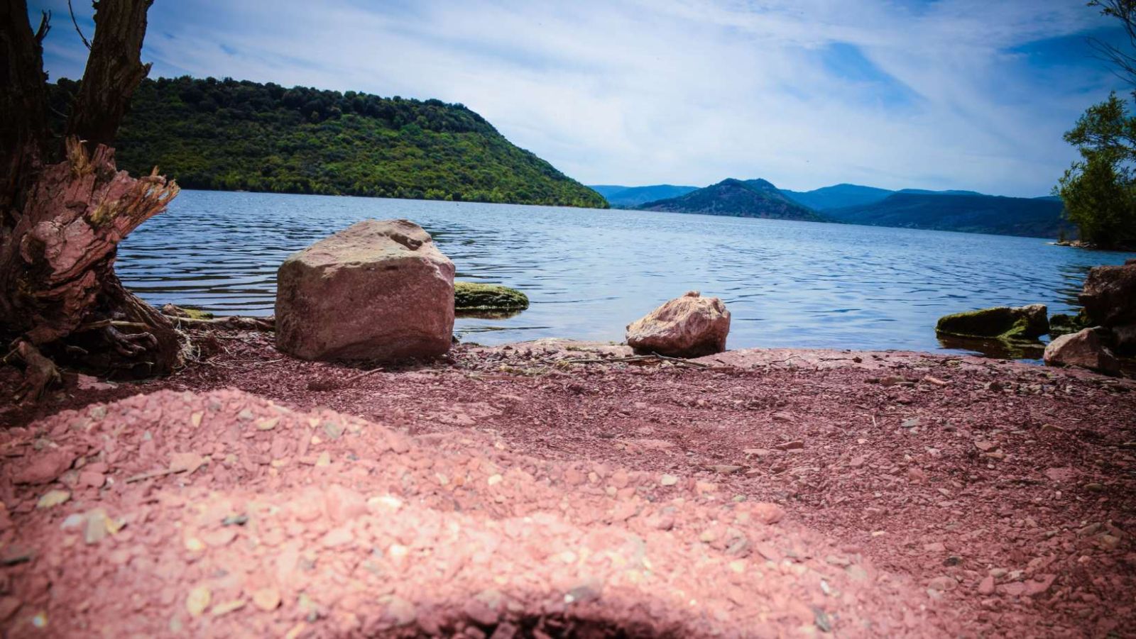 Lac du Salagou : 750 hectares d'eaux rouges et un village abandonné