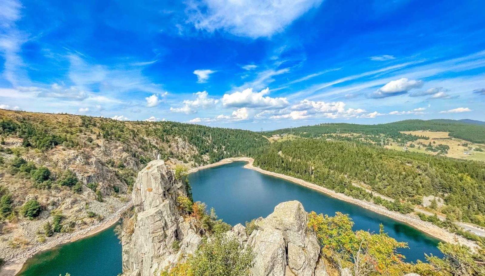Ce lac des Vosges formé il y a 12 000 ans cache un sable cristallin qui justifie son nom