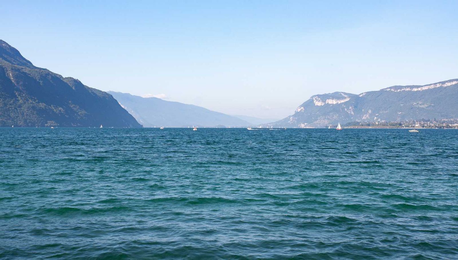 Le plus grand lac naturel de France cache une mystérieuse légende savoyarde