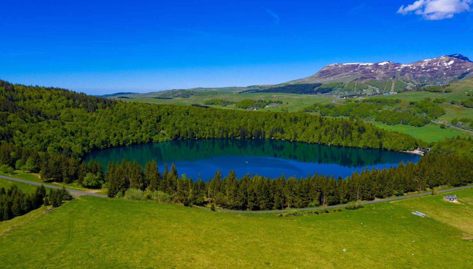 Un laboratoire naturel unique en France : les scientifiques du monde entier étudient ce lac stratifié