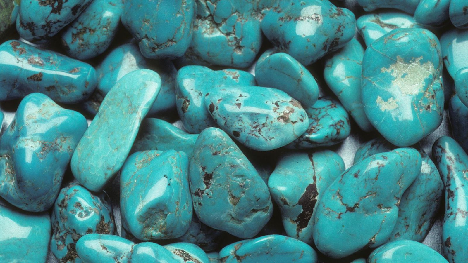 Turquoise : Découvrez les Bienfaits et Vertus Secrètes de cette Pierre ...