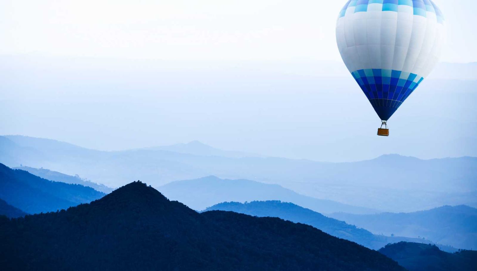 Ce village des Alpes offre un spectacle magique : des montgolfières frôlent les sommets enneigés
