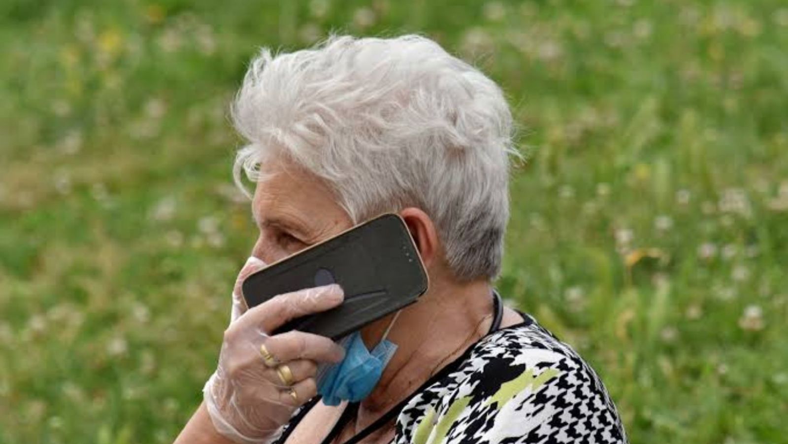 Comment aider ses parents âgés à repérer les arnaques téléphoniques et en ligne