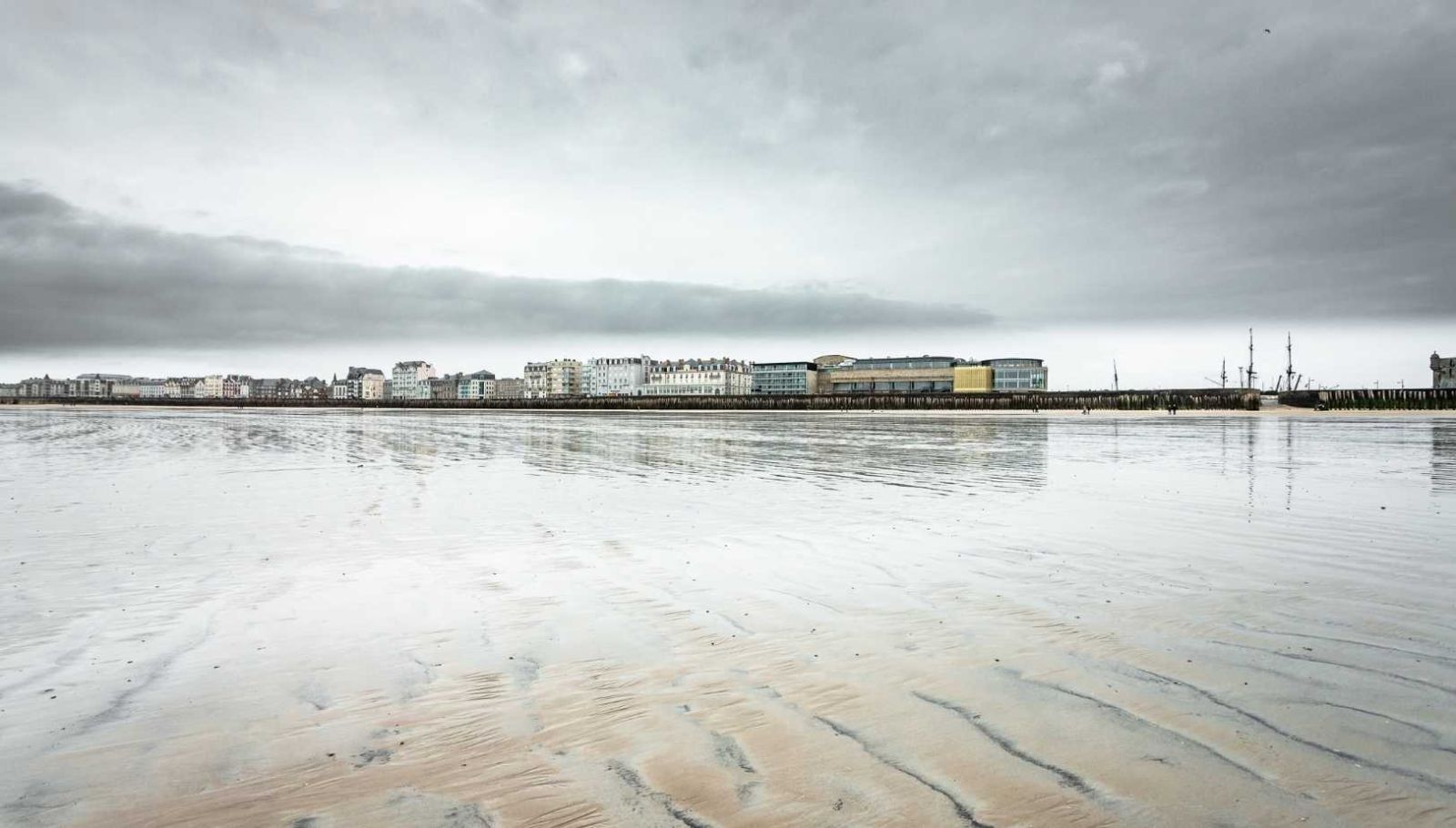 Cette plage bretonne de 3 kilomètres révèle ses plus beaux trésors uniquement à l'aube