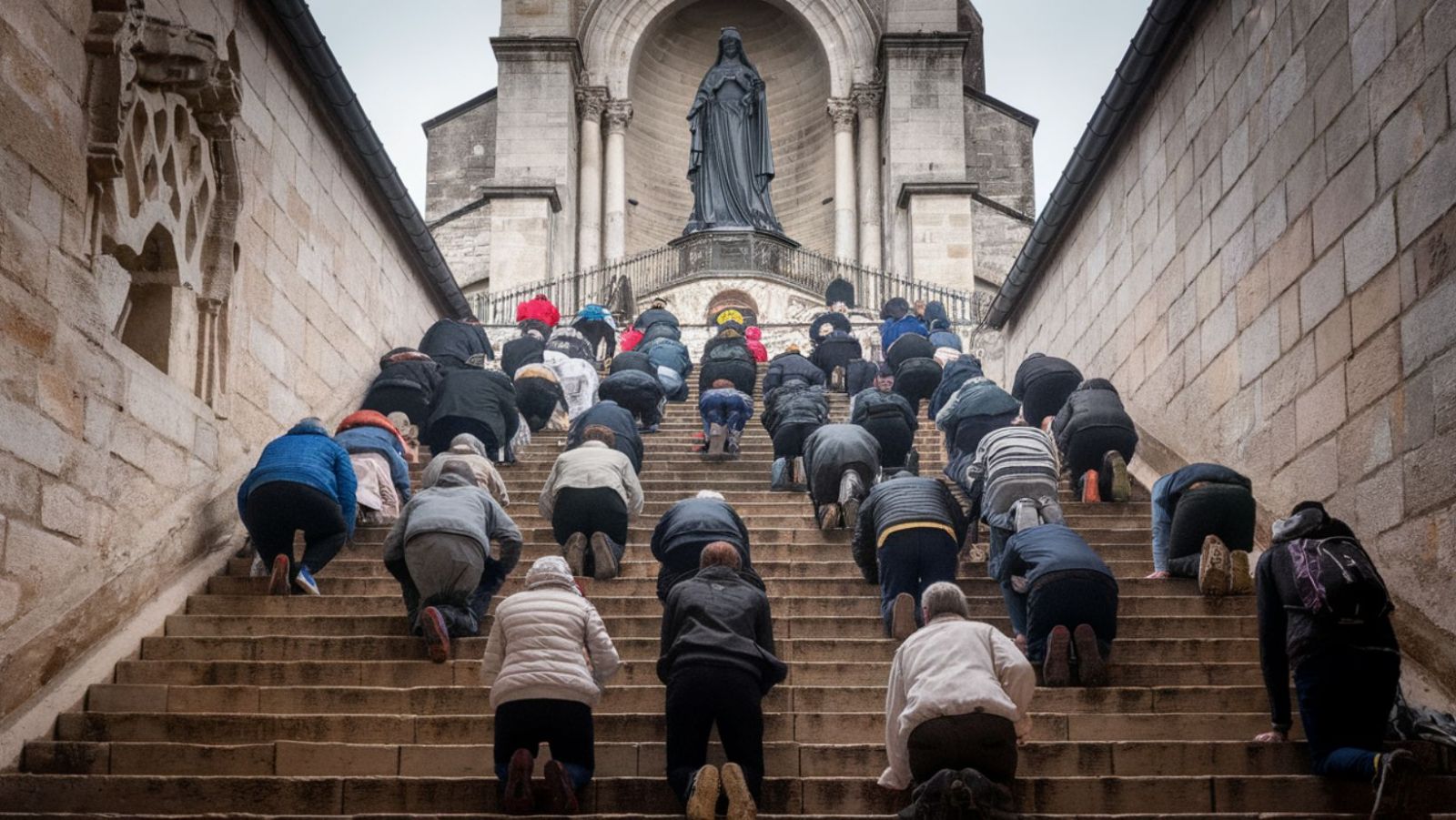 216 marches à gravir à genoux pour atteindre l'une des plus anciennes Vierges Noires de France