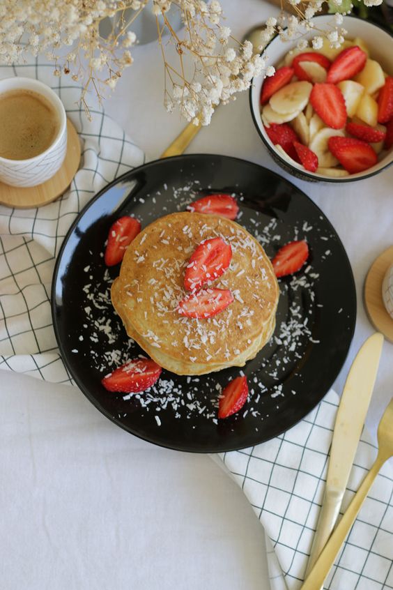 Pancakes à la farine de coco et fruits rouges