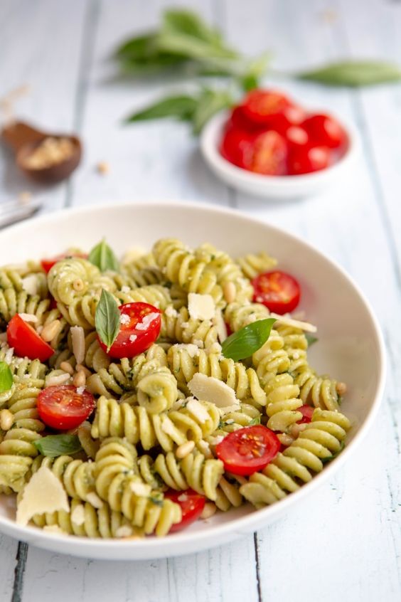 Salade de pâtes au pesto de basilic et tomates cerises